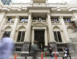 Pese a considerar «barato» al dólar oficial, privados advierten riesgos de devaluar.